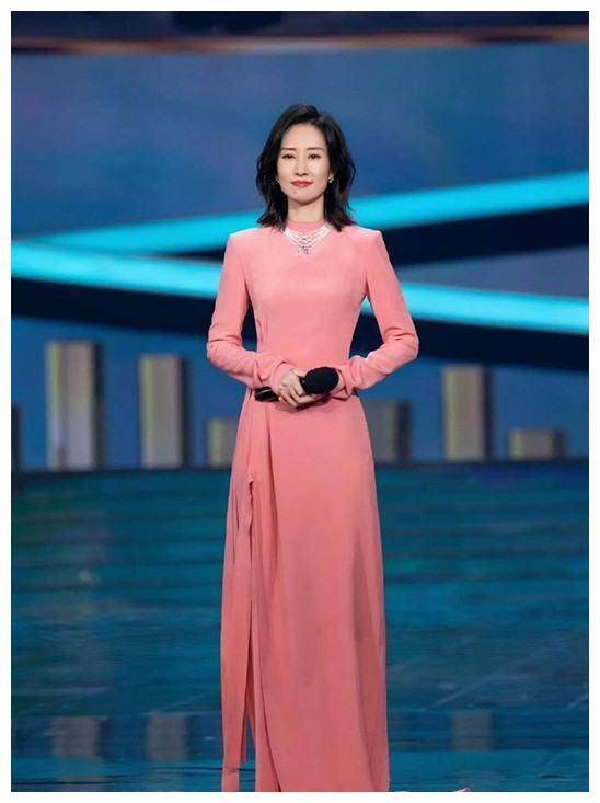 刘敏涛和13岁女儿,强大气场惊艳大片,颜值赛妈妈._时尚_设计_连衣裙