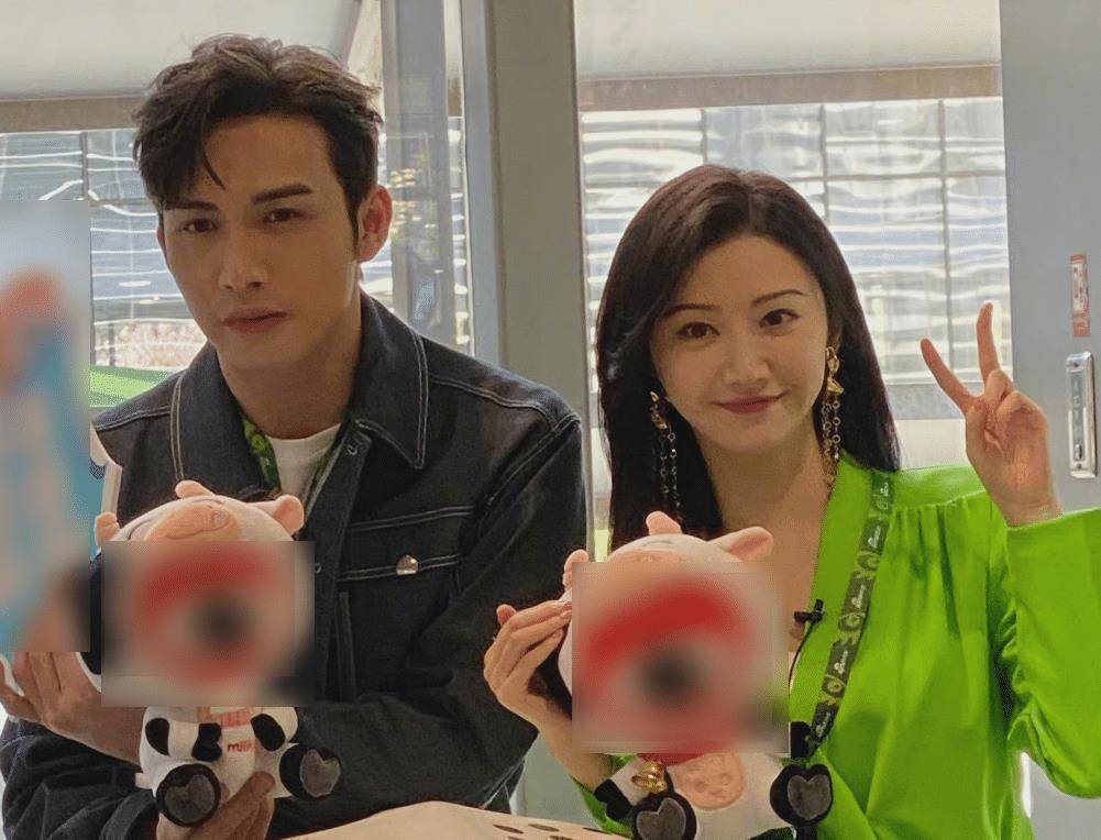 司藤扫楼生图景甜穿荧光绿却白到发光张彬彬的大头抢镜