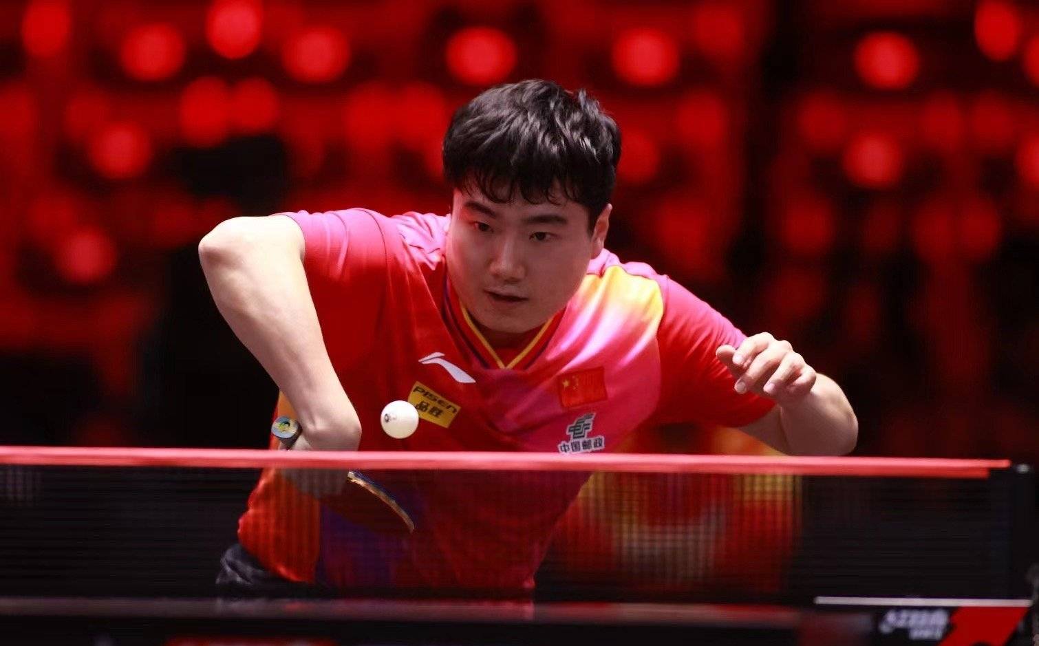 原创梁靖昆再次化身国乒喜剧人跪地救球让解说失态刘国梁也被逗笑