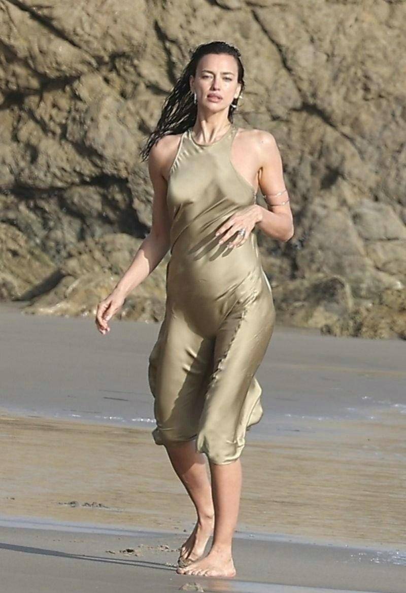 超模伊琳娜·谢克在海边拍摄大片,穿金色连身裙自信优雅绽放光彩_海滩