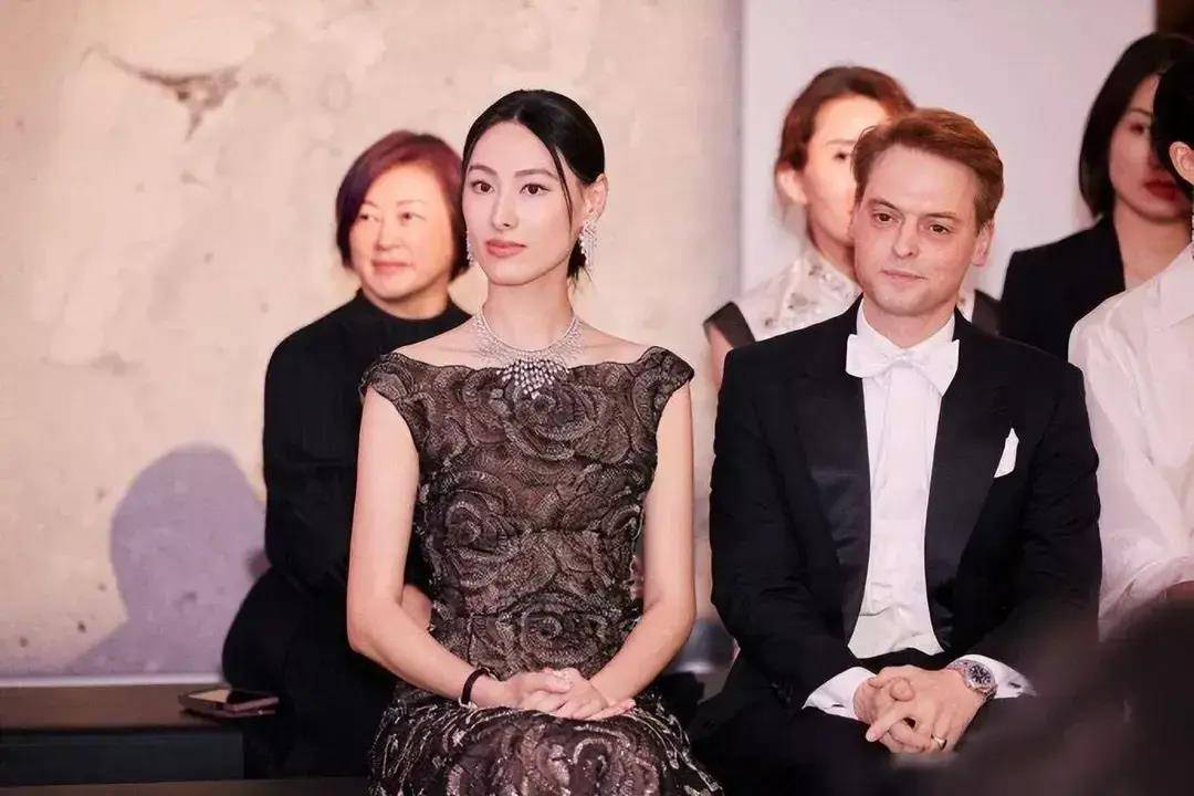 阔别9年梁洛施重回香港李泽楷新欢郭嘉文却神秘消失