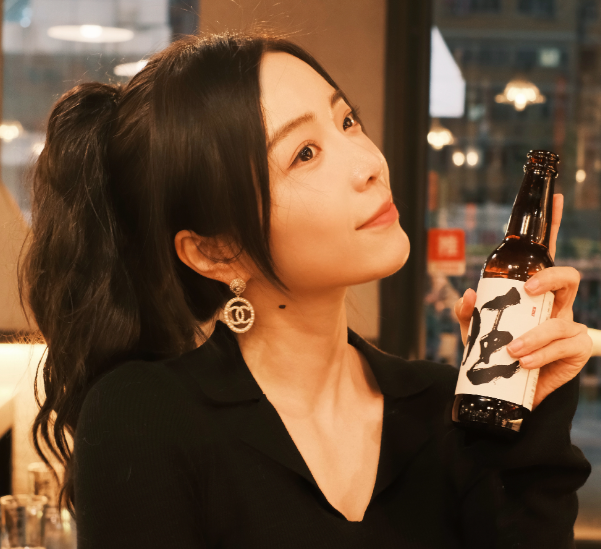 看来如今的lpl实在是太卷了,rita前脚刚秀完自己的美照,现在连余霜也