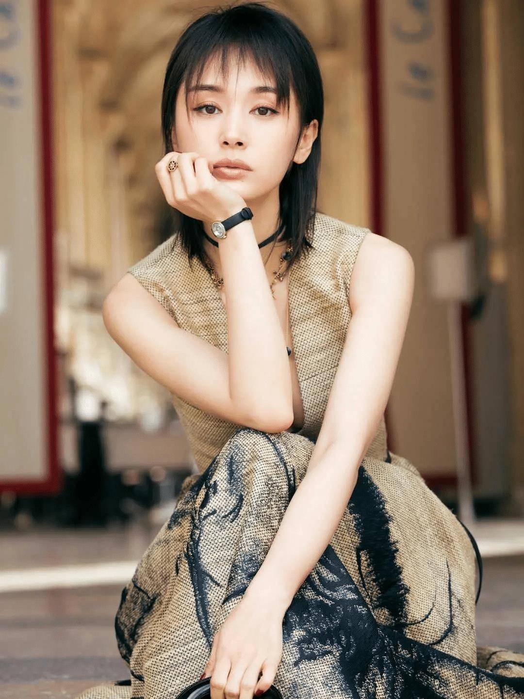 王子文个子小但身材比例匀称穿深v连衣裙度假真不止1米5