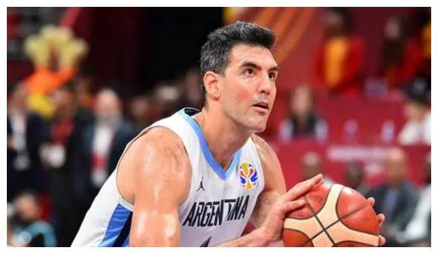 在家庭生活方面,斯科拉娶了一位貌美的女子,她身高大约1米6,外貌漂亮.