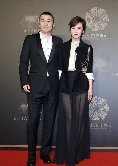 原创蒋勤勤携陈建斌高调亮相穿西装配透视半裙秀大长腿又飒又美