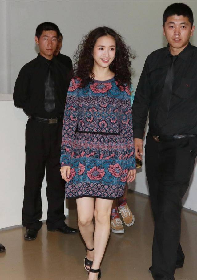 原创林依晨造型大翻车了穿奶奶连衣裙配凉鞋羊毛卷显老10岁