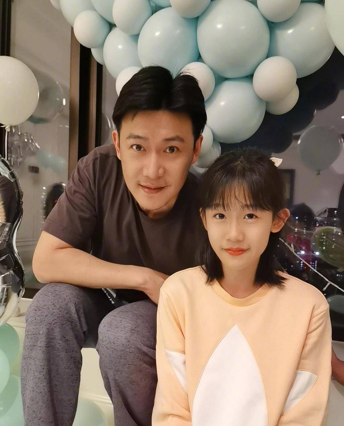 原创陆毅晒照为大女儿庆生长大了的贝儿更美了和爸爸长得真像