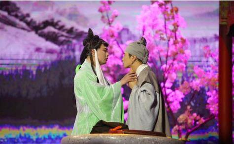 魏翔演的小青可谓是"蛇中灵魂",舌头吐丝,还扭腰摆臀的,实在是让人很