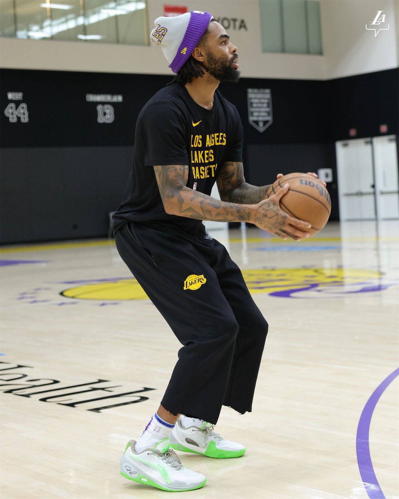 湖人备战勇士曝光:詹姆斯咬牙咧嘴 苦练防守 浓眉拉塞尔戴帽训练