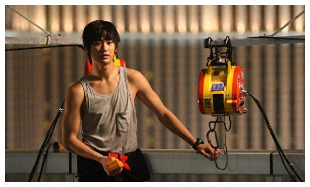 接着就是《伟大的隐藏者》,金秀贤妥妥的肌肉男,前期呆萌后期狠辣