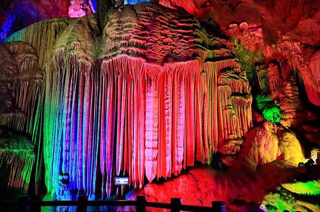 的明珠,集自然,人文景观于一体,洞内晶莹剔透的钟乳石在灯光的映射下