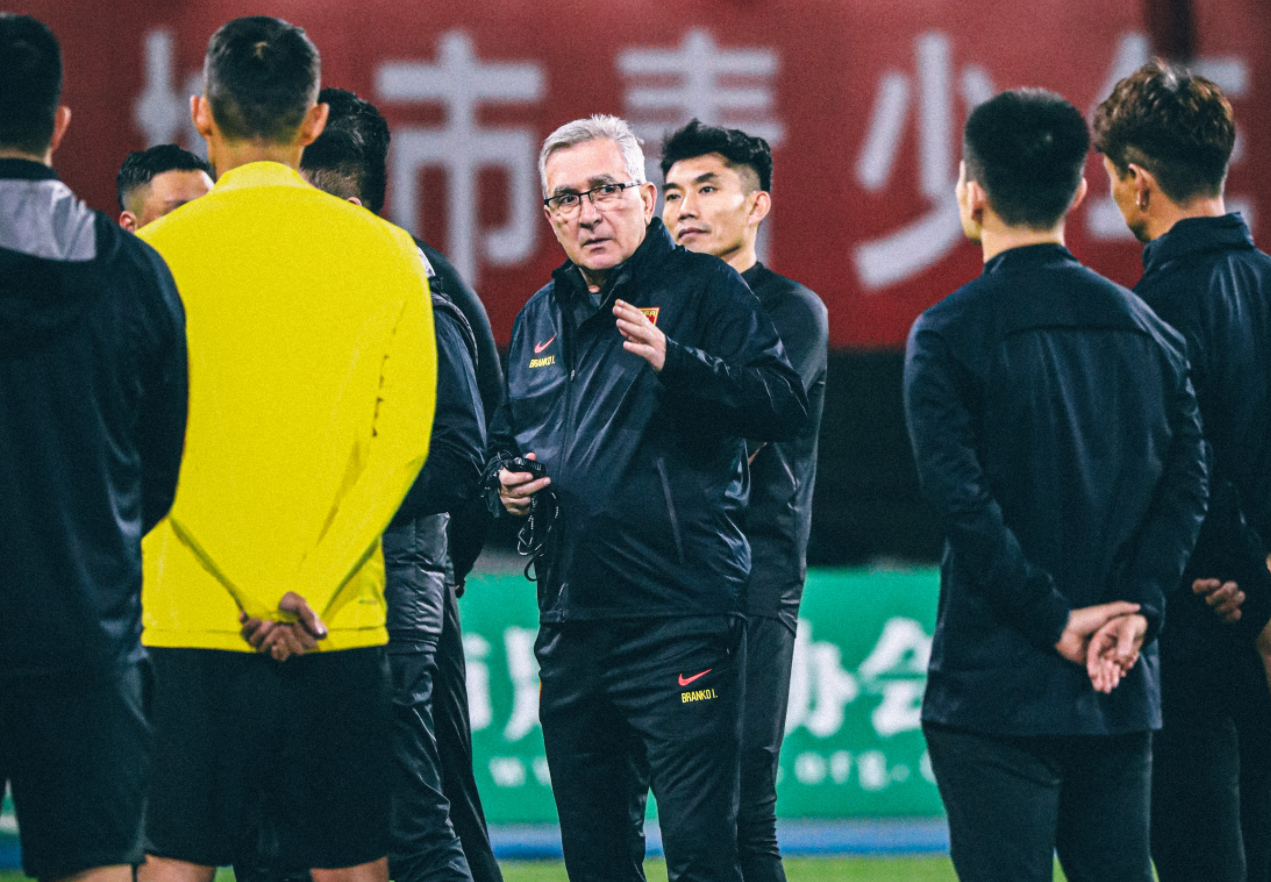 最后一条就是抢球时不要当观众看比赛,国足队员在防守时要全神贯注,不