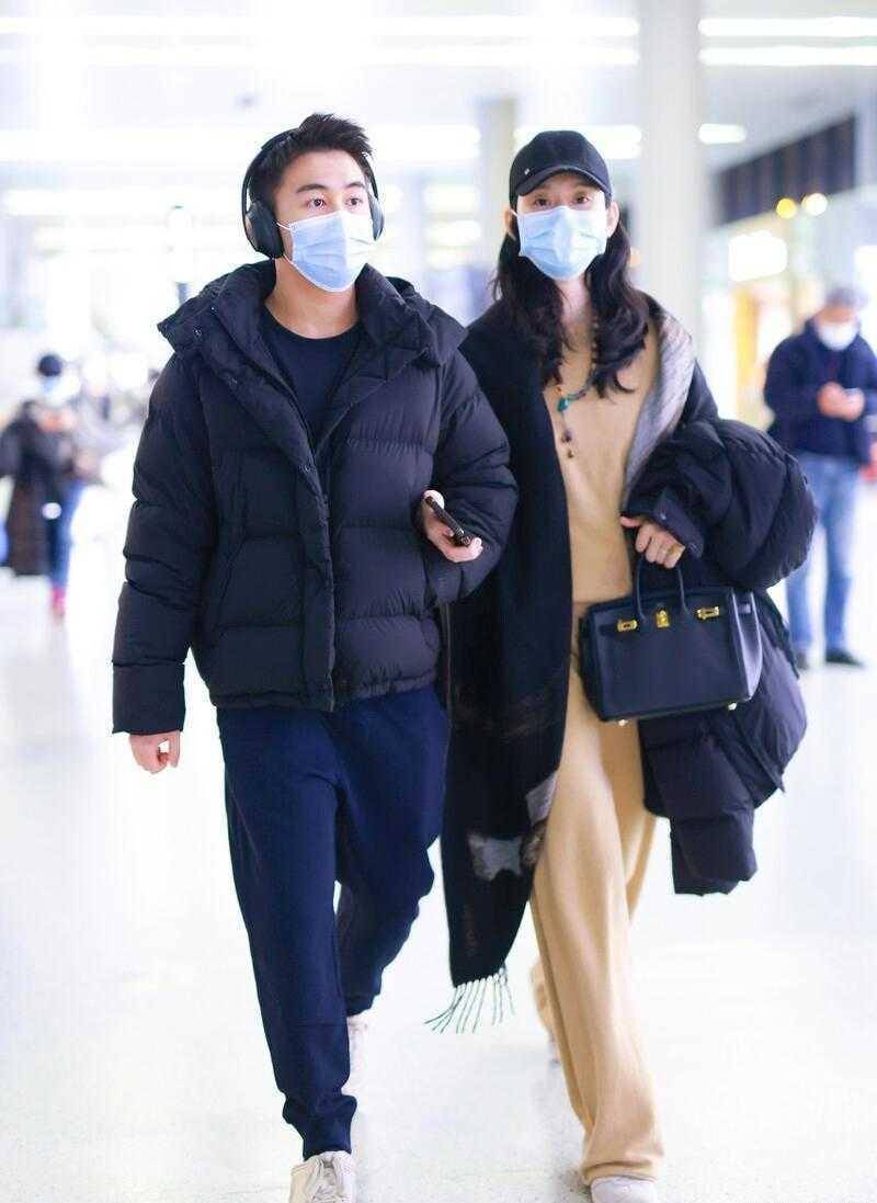 奚梦瑶一身卡其休闲装配披肩,满满阔太范_时候_方式_身高