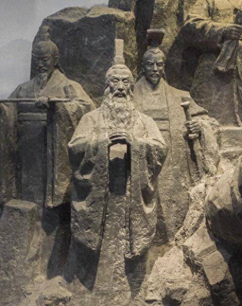 越国以绍兴禹王陵为中心.在春秋末期,允常与吴国发生矛盾,互相攻伐.