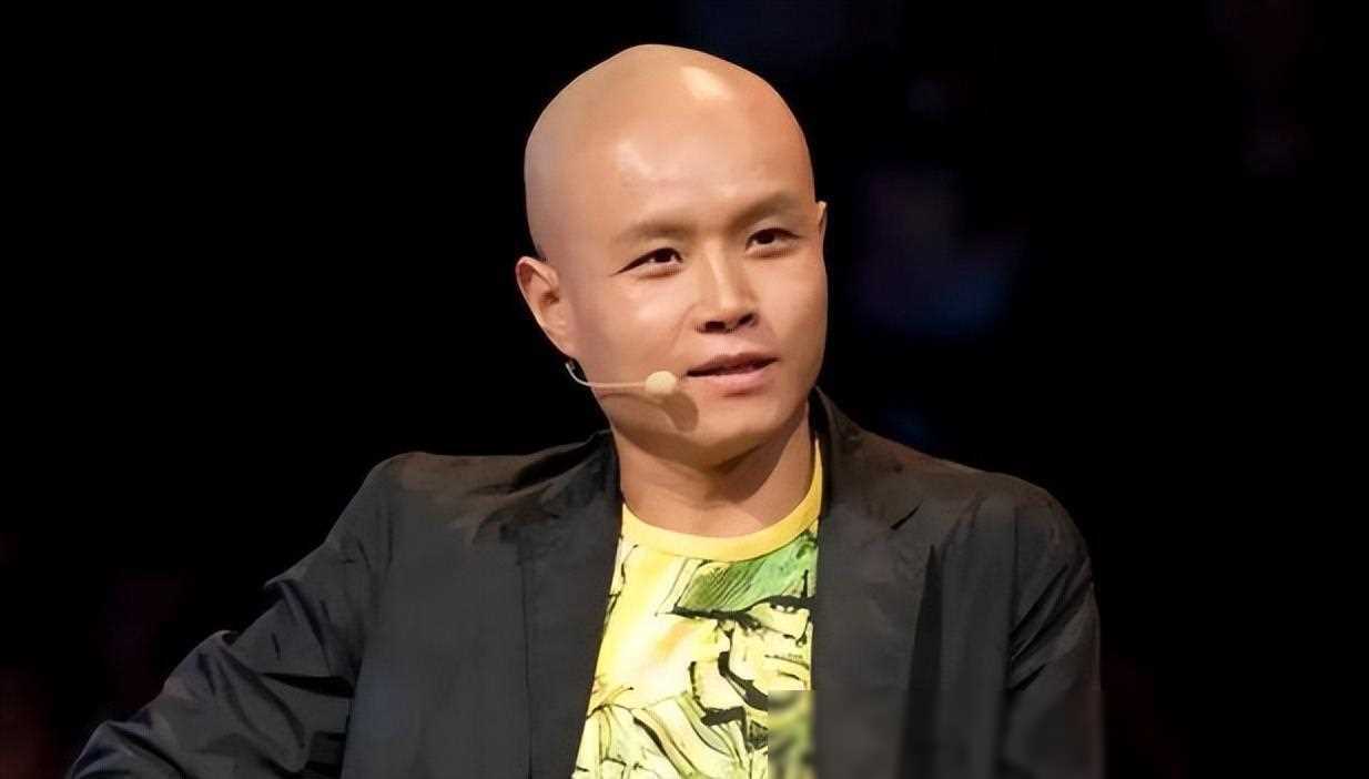 原创乐嘉在美国逛超市被拍斐济矿泉水整箱买网友国内赚钱国外花