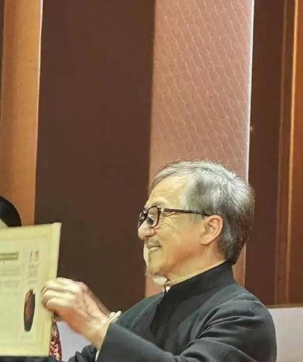 69岁成龙参加活动近照曝光头发胡子花白老态龙钟网友功夫片