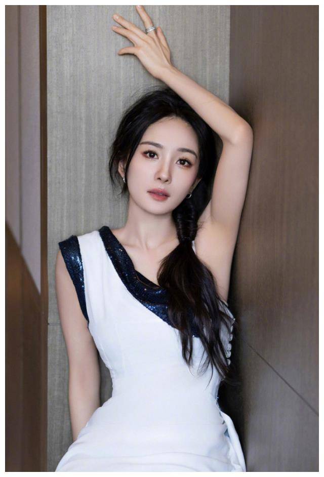 38岁杨幂现身首映礼认不出身材白皙水嫩状态年轻气质清纯可爱