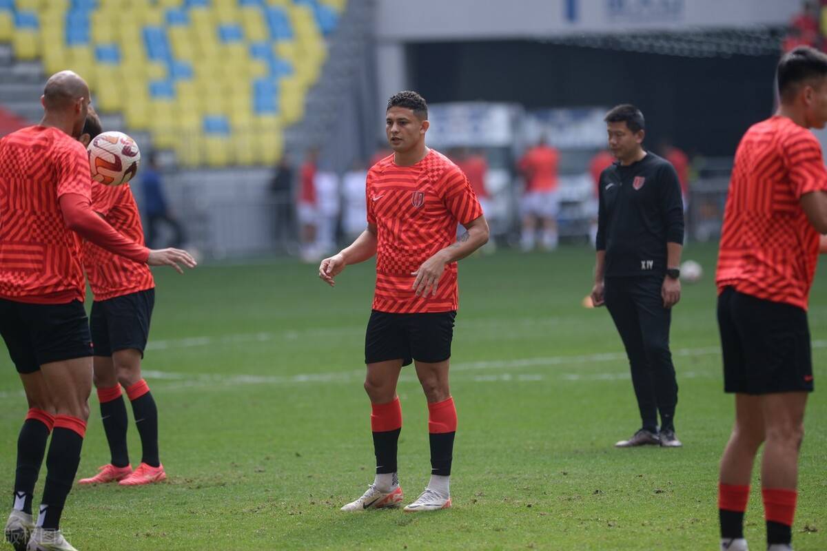 成都蓉城点燃新赛季第一把火,韦世豪携艾克森重返主力,杨帆上位_胡睿