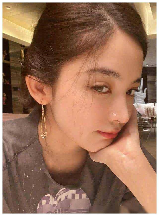 古力娜扎自拍惊艳春季抢眼穿搭别出心裁