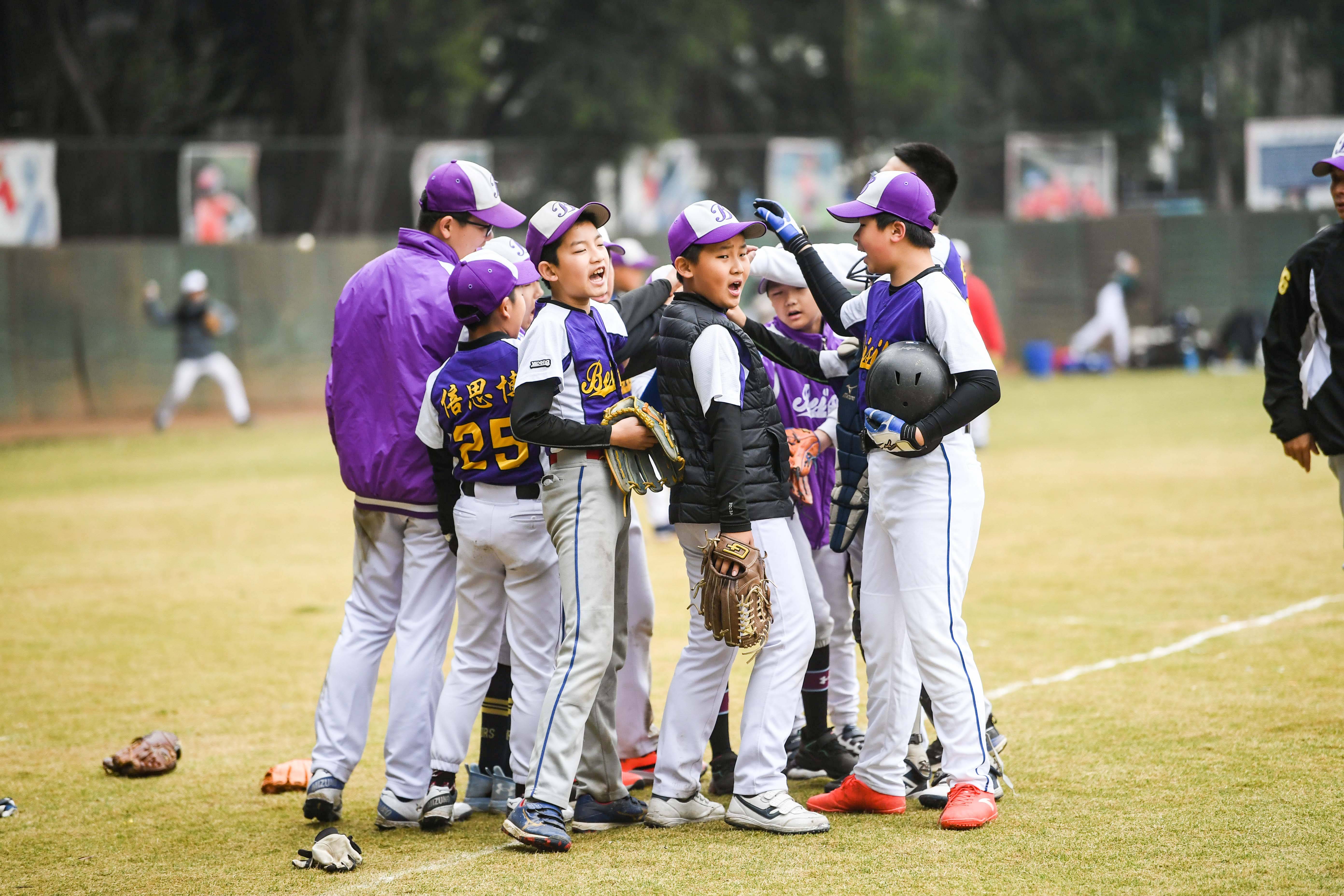 成都市青少年棒垒球联赛暨世运会推广赛在金牛开赛