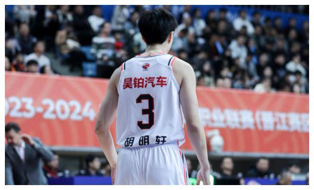 原创cba现场搞笑事件裁判临时改判周琦避罚疑诈伤邹阳无奈苦笑