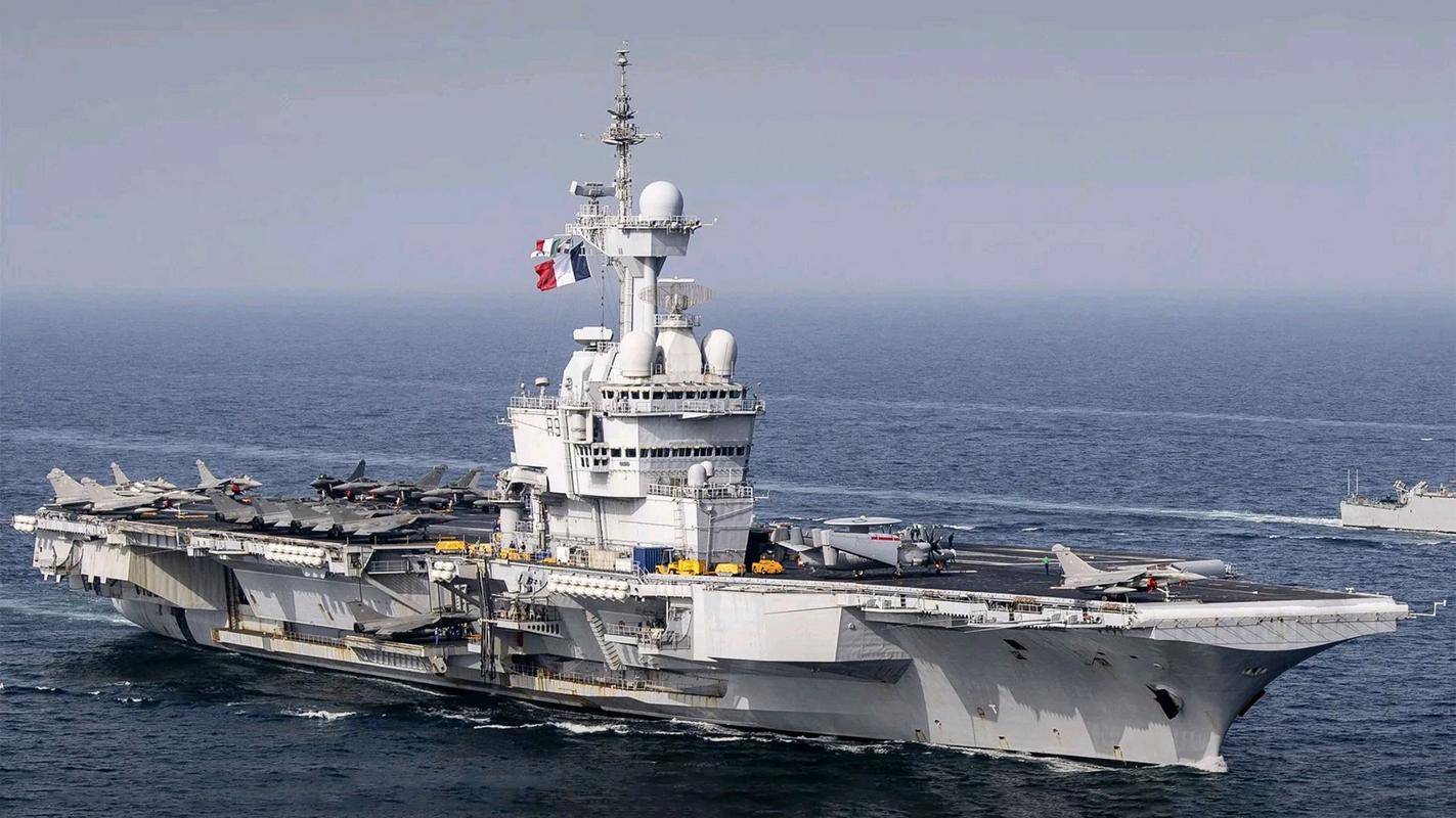 法国海军军旗为蓝底白字,中央绘有金色"自由,平等,博爱"三词,下方为