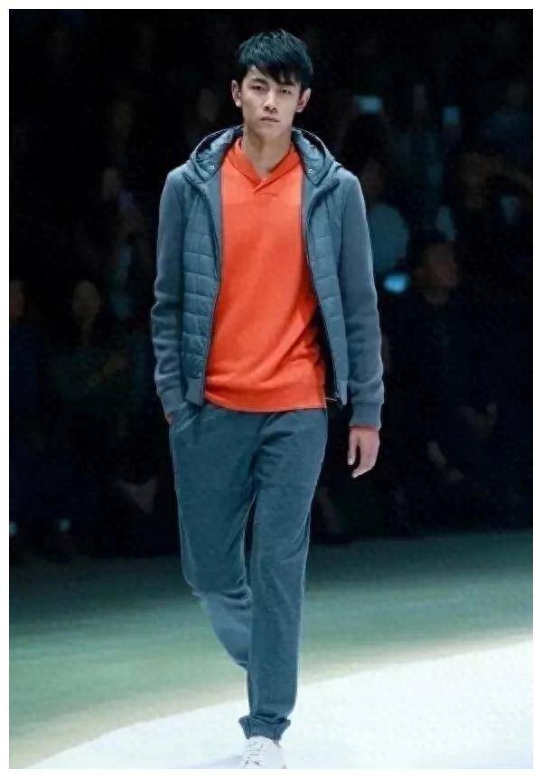 大海哥纪凌尘与演员阚清子分手后近况不佳引发网友热议