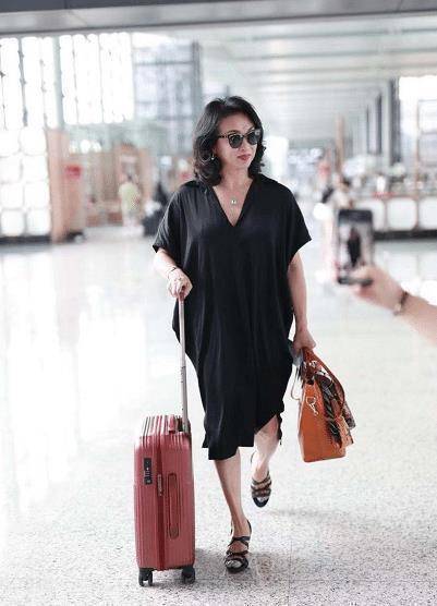 52岁金星终于穿对了黑色v领连衣裙优雅减龄无奈小腿暴露年龄