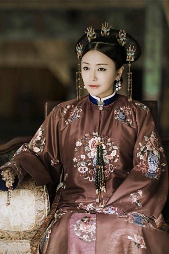 在演艺之路上技艺无可挑剔的秦岚,感情生活并不顺风顺水 .