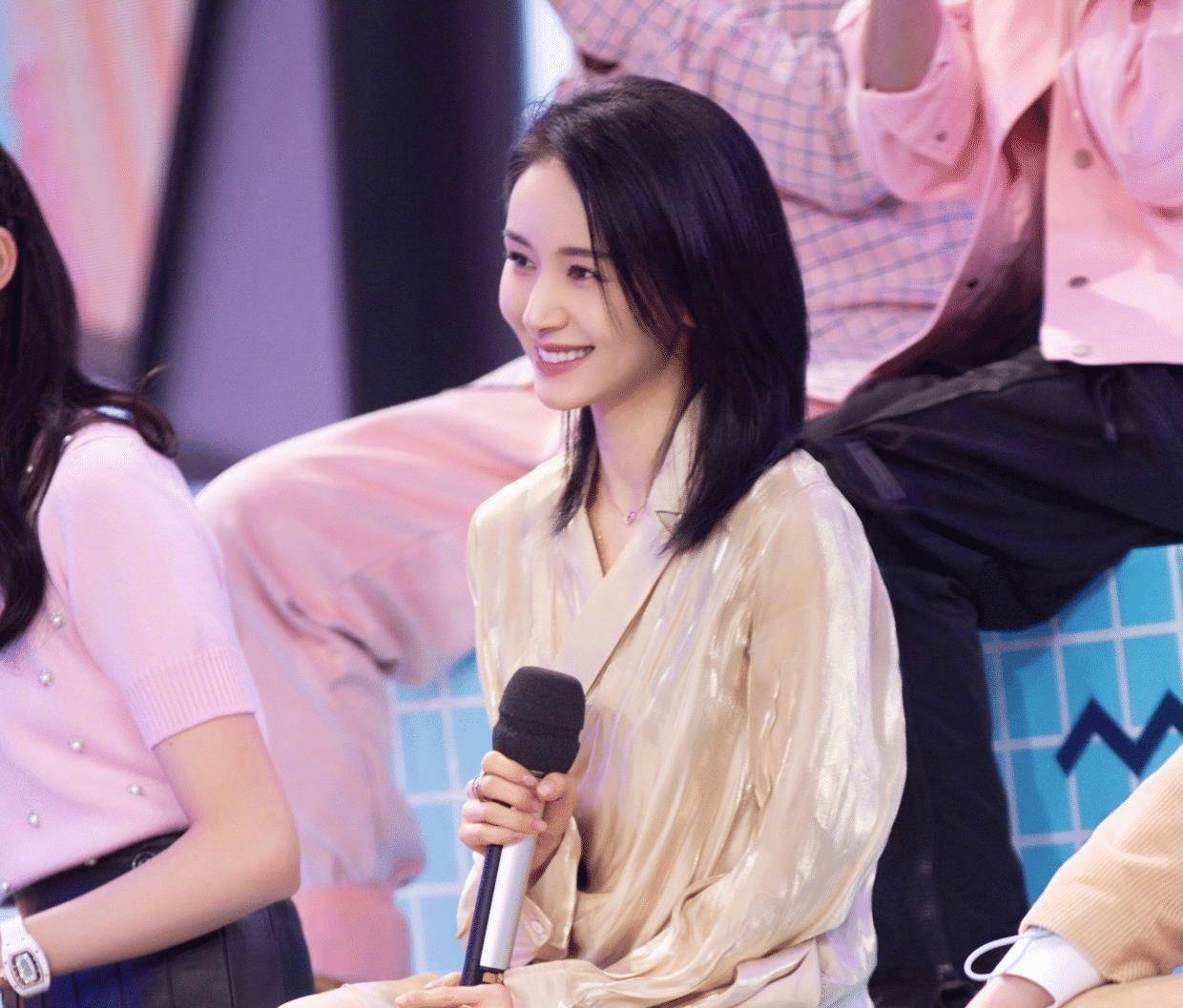 王子文个子小但身材比例匀称穿深v连衣裙度假真不止1米5