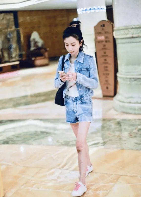 原创明玉姜梓新是有多瘦穿粉色连衣裙亮相看这手臀真有60斤