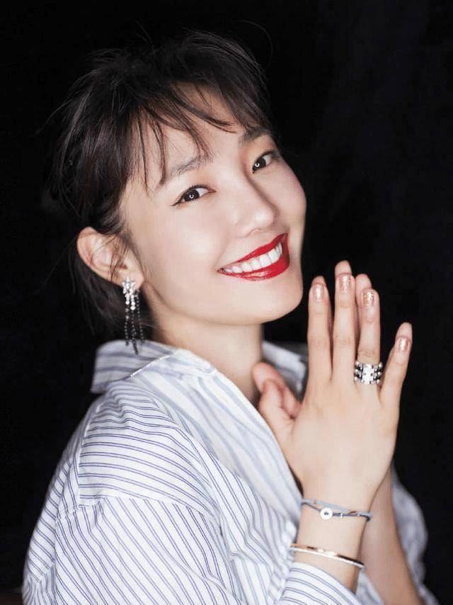 原创白百何气质开挂了条纹衬衫配阔腿裤穿出大牌范气场太强大