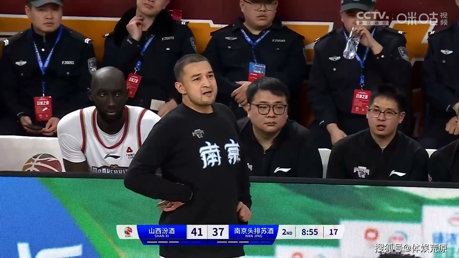 林葳上来就一次进攻犯规,随后又被张春军突破得分,葛昭宝张手就中三分