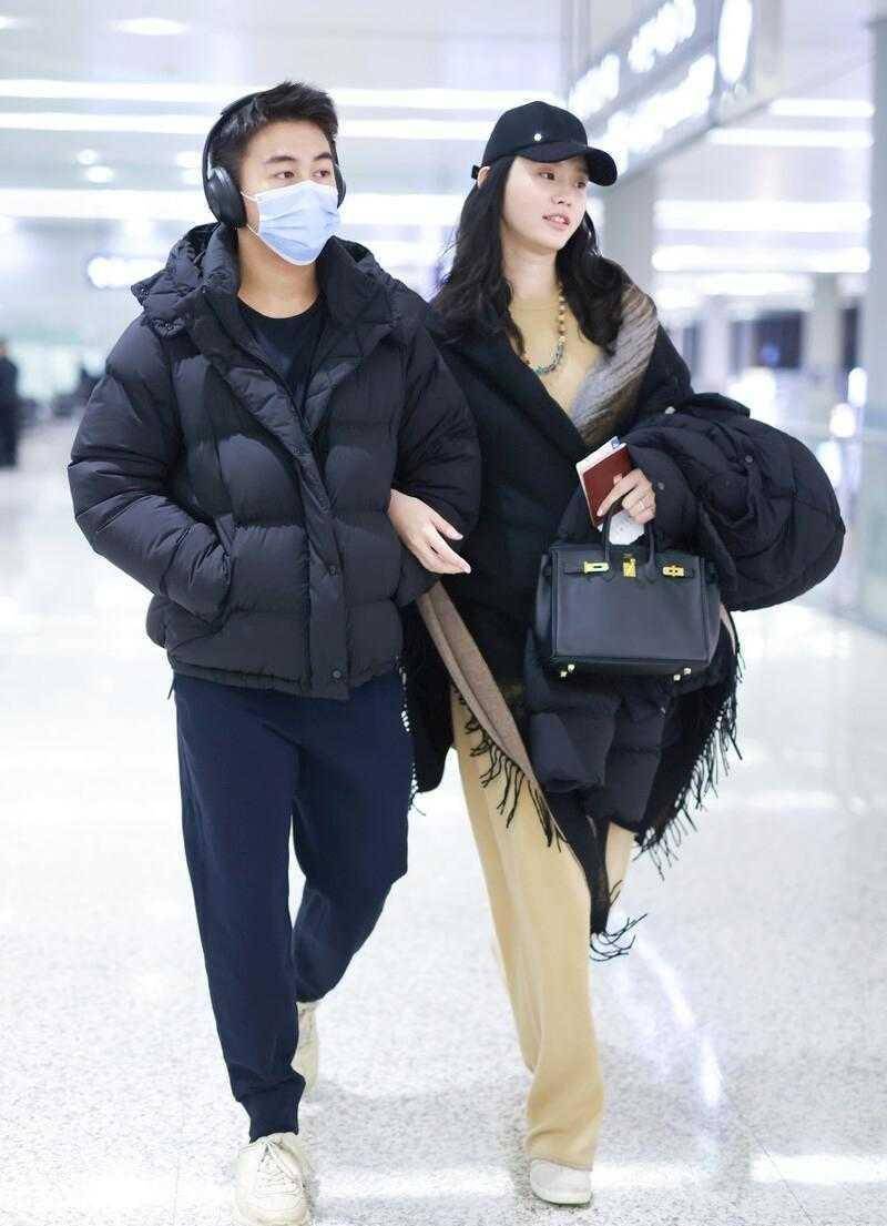 奚梦瑶凭借着衣架子身材和优越的身高,这次和老公走机场的时候穿了一