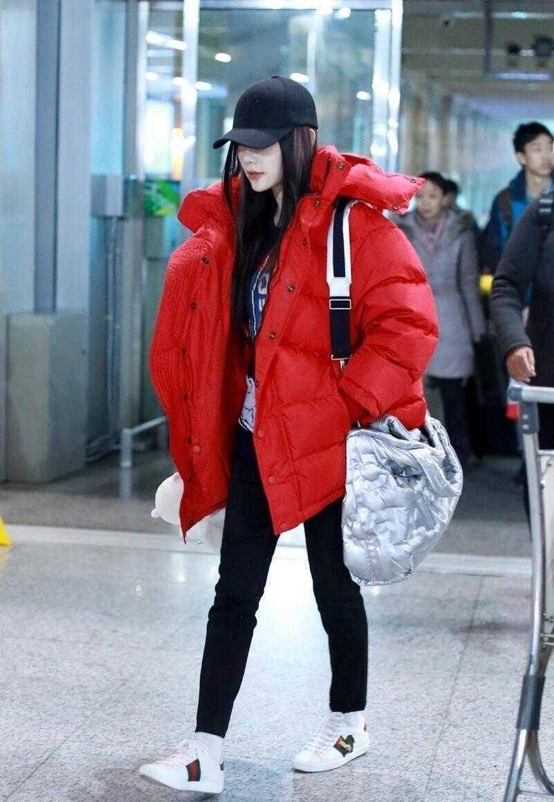 李小璐的衣品太好了穿红色羽绒服配小脚裤走机场清纯又时髦