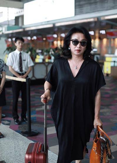 52岁金星终于穿对了黑色v领连衣裙优雅减龄无奈小腿暴露年龄