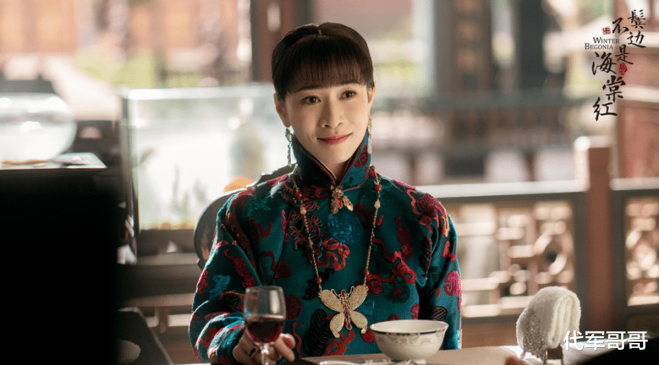 45岁的佘诗曼终于为自己的不婚不育付出了代价