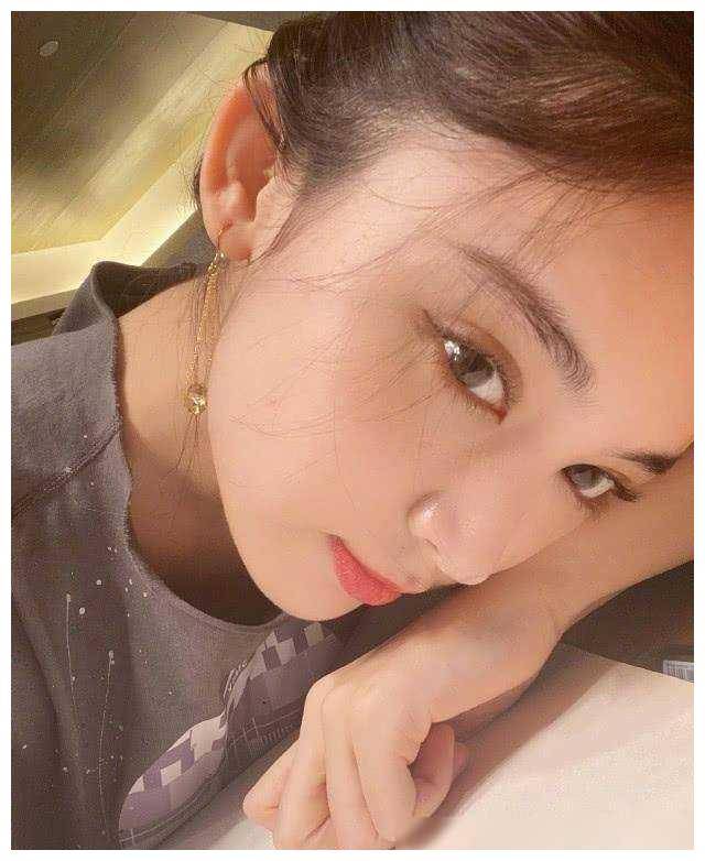 古力娜扎自拍惊艳春季抢眼穿搭别出心裁