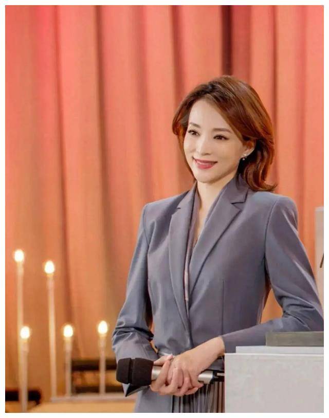 董卿憔悴带娃富豪老公欠债九亿曝移民美国躲避惩罚