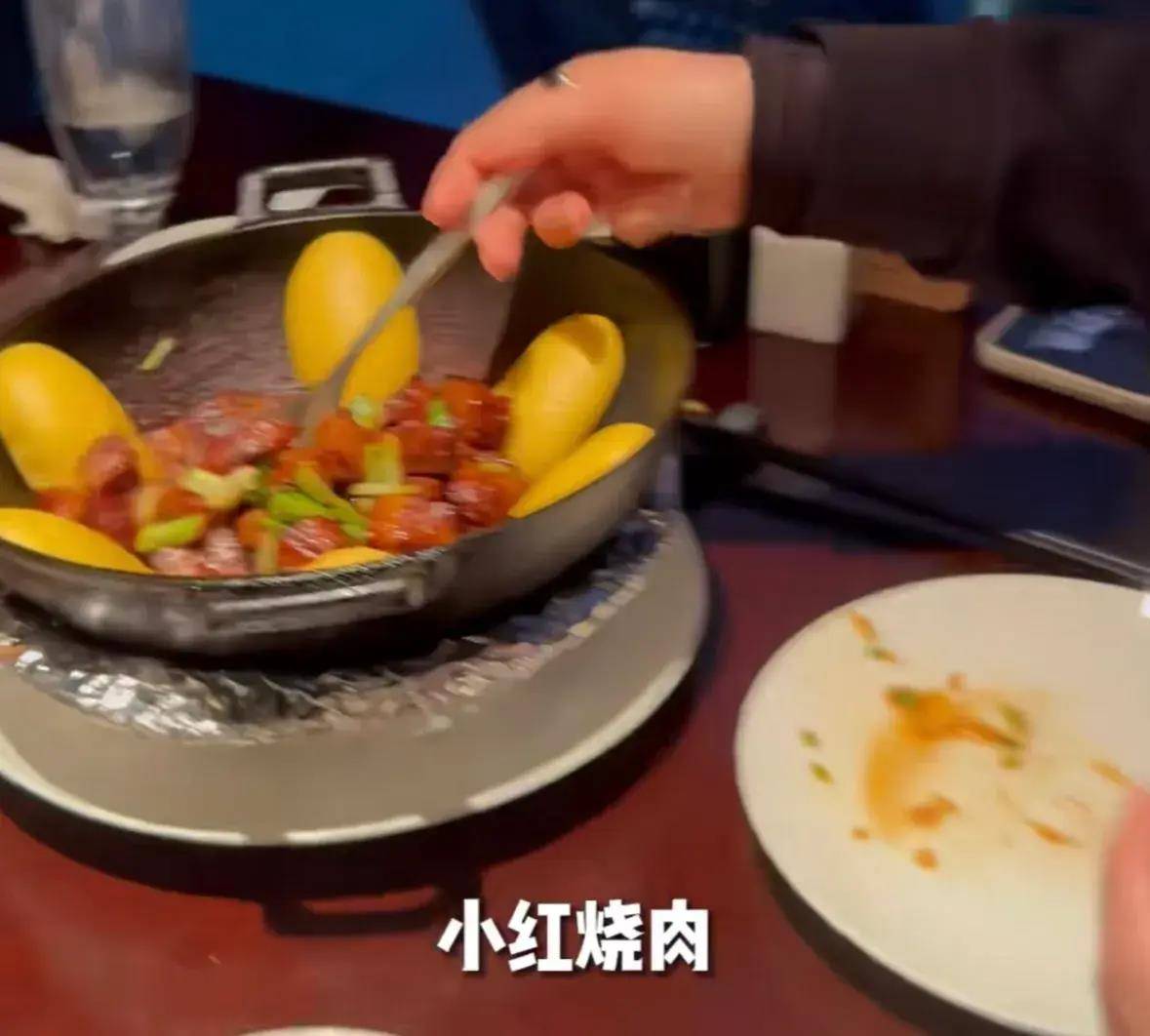 田朴珺庆结婚纪念日送王石40万国产豪车一起吃定情菜红烧肉