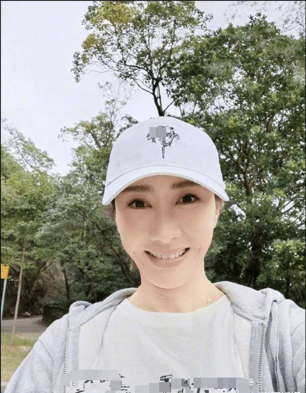 原创黎姿与女儿们户外爬山母女四人肩并肩行走超有爱姐妹仨一样高