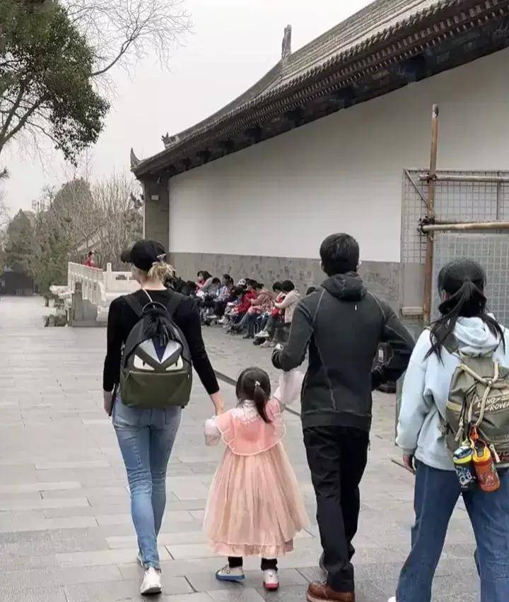 从背面看,她就像一个美丽的女人. 当然,她的正面照也很好看.