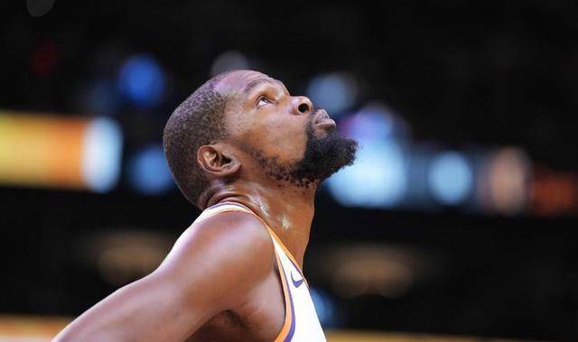 采访中,杜兰特显得无奈:"我束手无策,又能做什么呢?