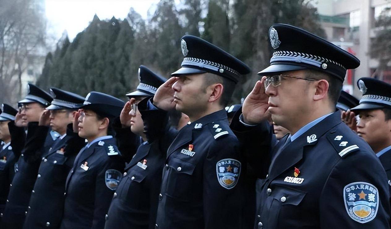 原创中国警察队伍换发了8种警服1995年为何撤销领章