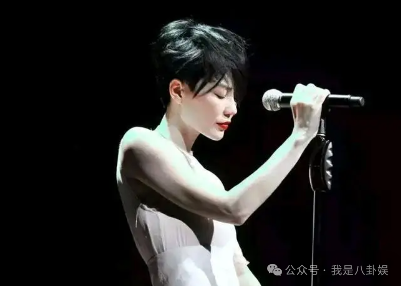 原创53岁王菲素颜出现在寺庙皮肤细腻白嫩身材却干瘪的像个老太太