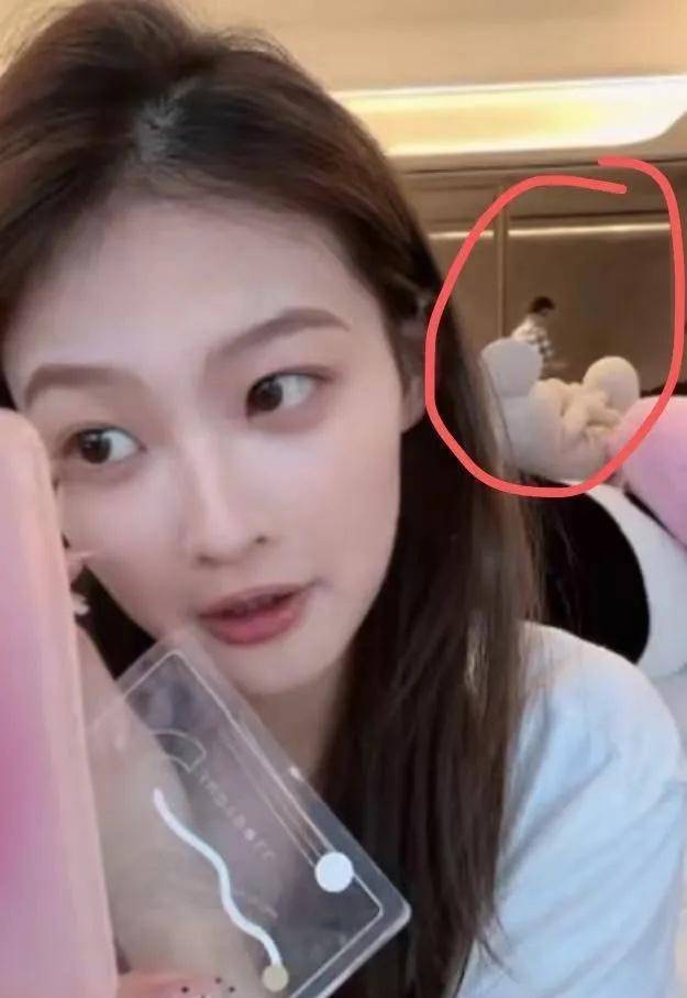 小羽疑被甩王思聪带19岁新女友商场购物美女身份曝光