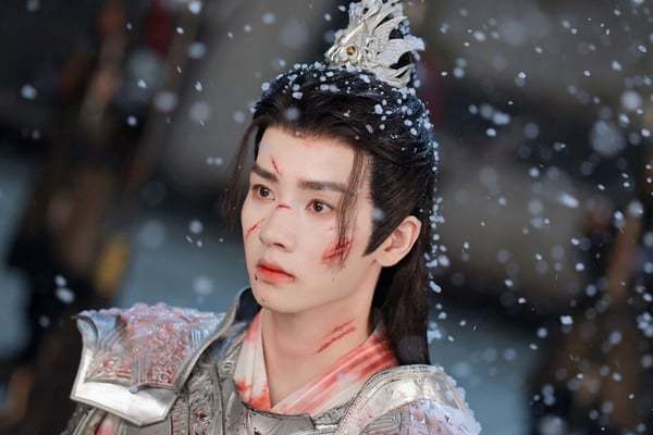 演了许多短剧作品,像是《寒枝折不断》,《卿卿三思》,《朝歌赋》等