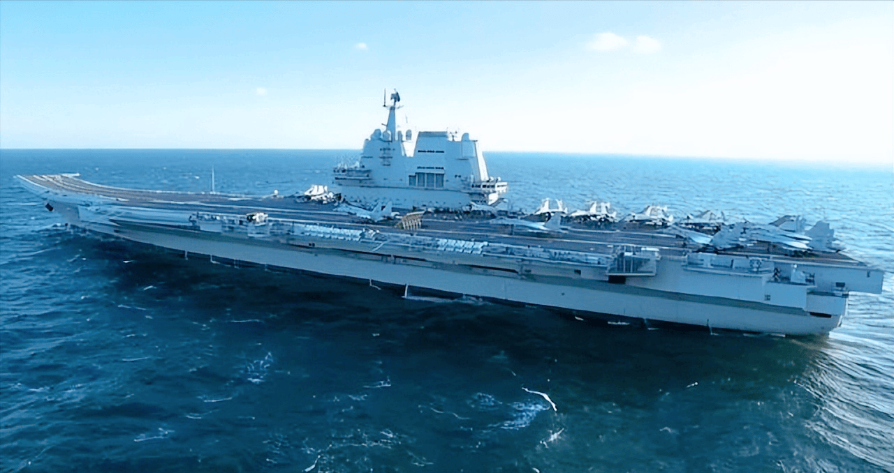 美国卫星窥探山东舰,发现甲板上有巨大"划痕",长数十米_航母_西方_问