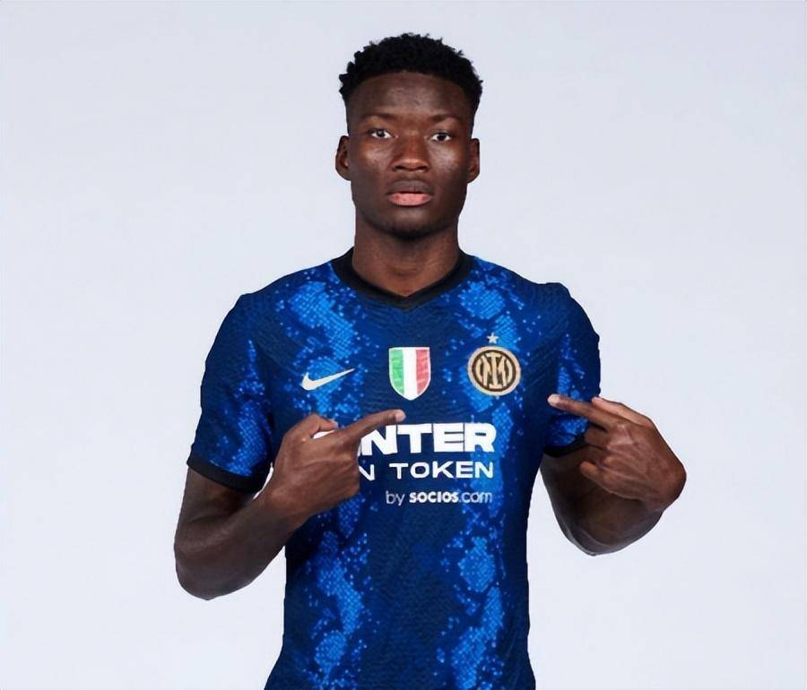 中场阿戈梅22岁身高1米85,本赛季为塞维利亚出战4次,曾经的小博格巴看