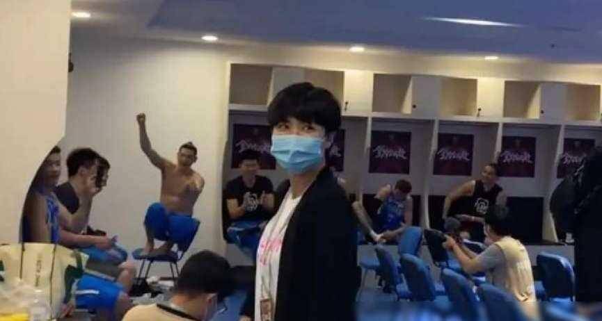 颜值超群,年轻有为任董事长!_福建队_浔兴_伍佰